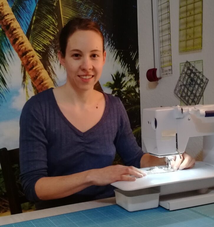 Klara flickenreich an der Nähmaschine